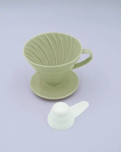 V60 Kaffetragte|Diverse (spisepinde, Holdere, Skeer)^SERAMIKKU Hario tragt i lysegrøn porcelæn (02)