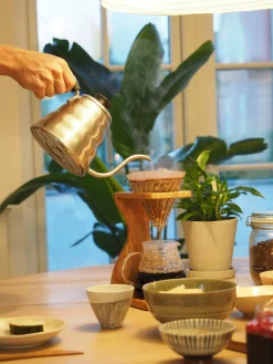 Indflyttergave|Bryllupsgave^SERAMIKKU Kaffebryggersæt i oliventræ