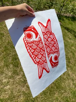 Fars Dags Gave|Bryllupsgave^SERAMIKKU Koinobori (linoleumstryk)