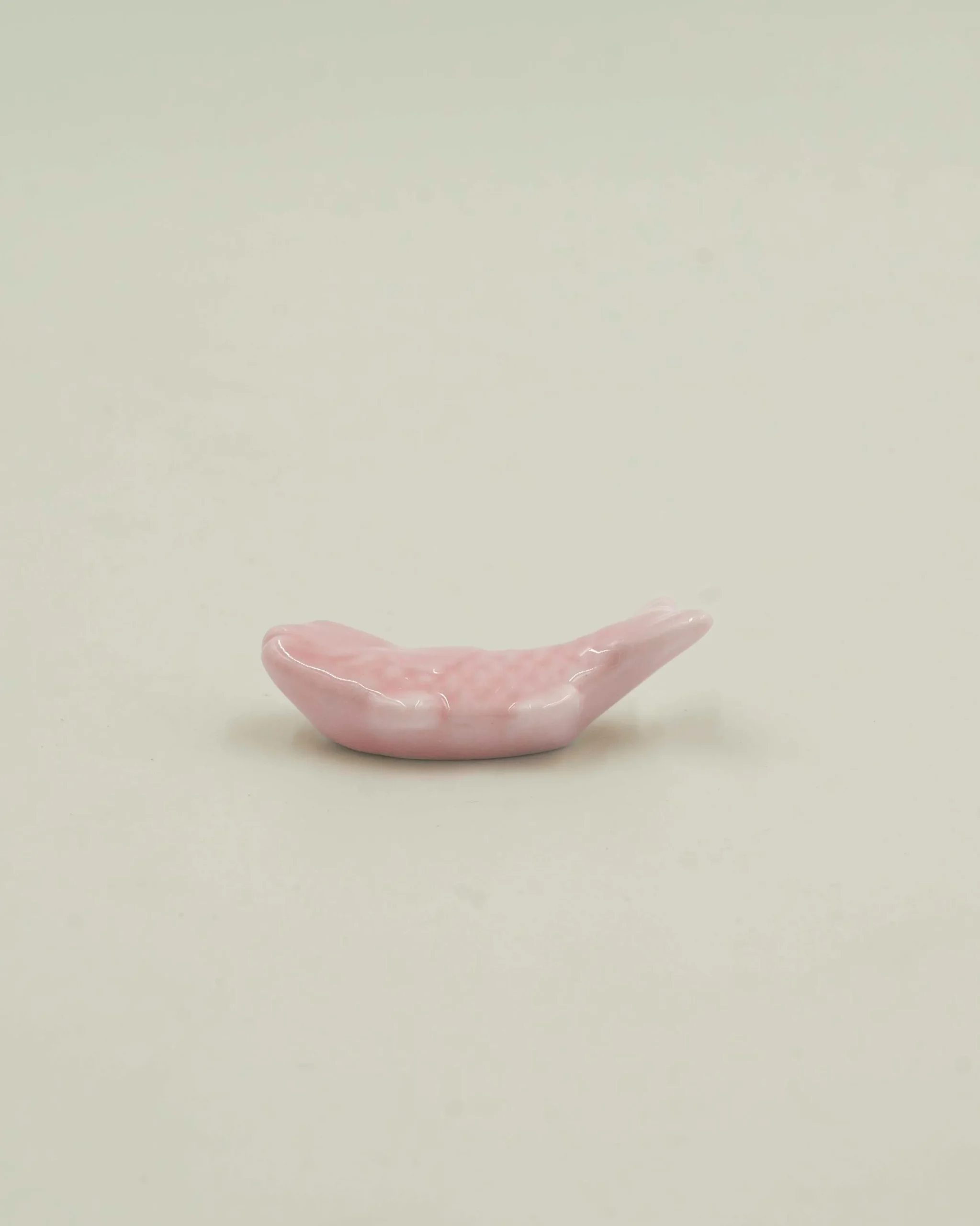 Indflyttergave|Værtsgave^SERAMIKKU Rosa havbrasen spisepindeholder