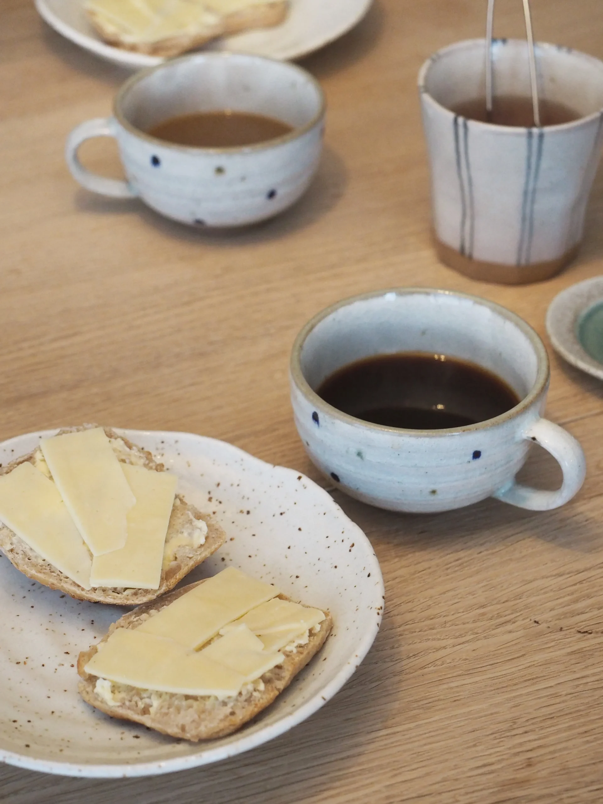 Barselsgave|Krus Og Kopper (kaffe Og Te)^SERAMIKKU Stort prikket krus med hank